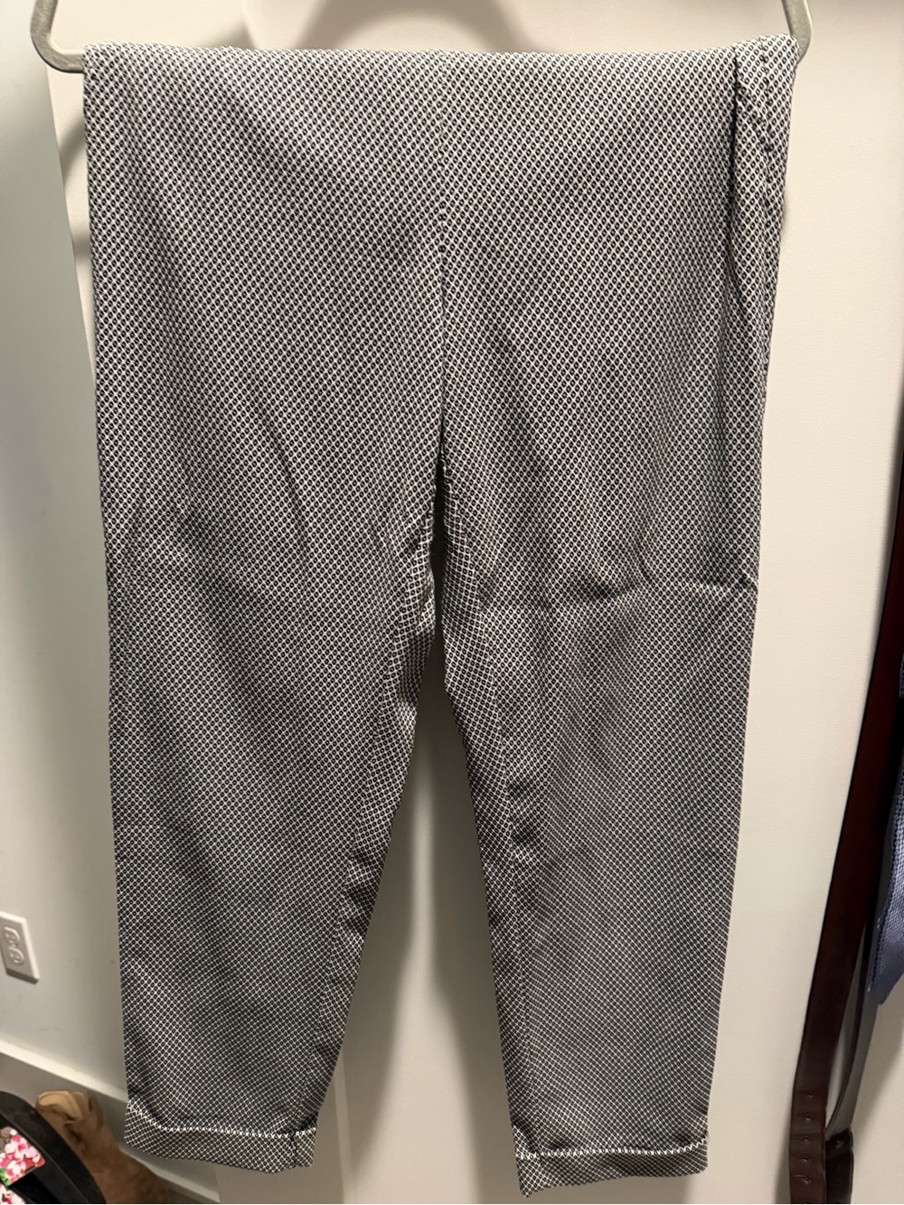 Tailored Ankle-Length Cropped Pants in Grey Geometric